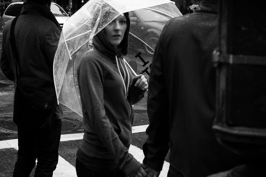 Femme avec parapluie transparent noir et blanc