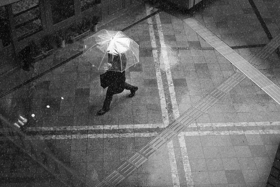 Personne marchant avec parapluie vue du dessus